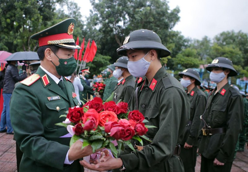 Đưa tiễn tân binh lên đường làm nhiệm vụ.