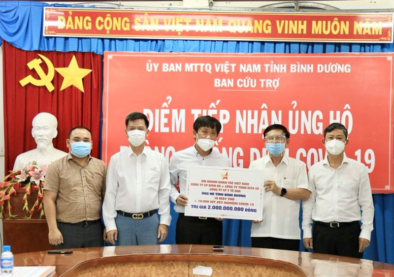 Hội Doanh nhân trẻ Việt Nam trao tặng 10 máy thở và 10.000 kít xét nghiệm cho Quỹ phòng, chống dịch Covid-19 tỉnh Bình Dương. 