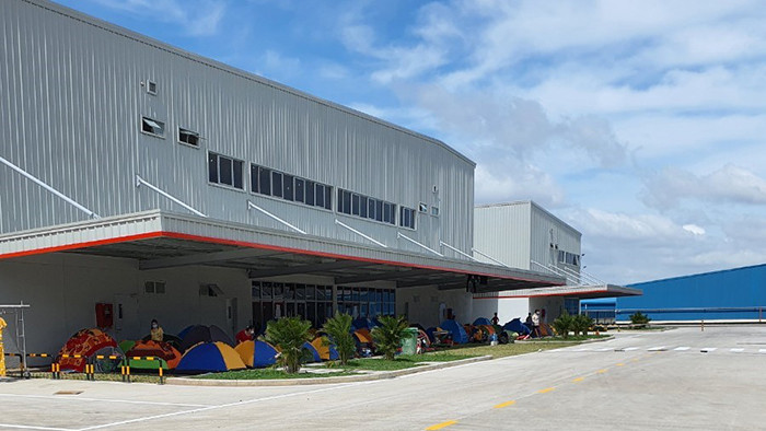 Lều ngủ được dựng ngoài hành lang nhà máy của Công ty TNHH công nghệ điện tử nghe nhìn BOE Việt Nam (Đồng Nai) sau khi hàng chục công nhân mắc Covid-19.