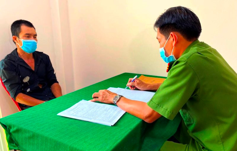 Đối tượng Đông tại cơ quan công an. (Ảnh: Công an cung cấp)