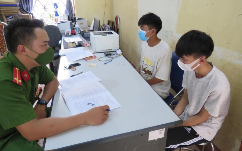 Hai đối tượng Việt và Minh tại cơ quan Công an.