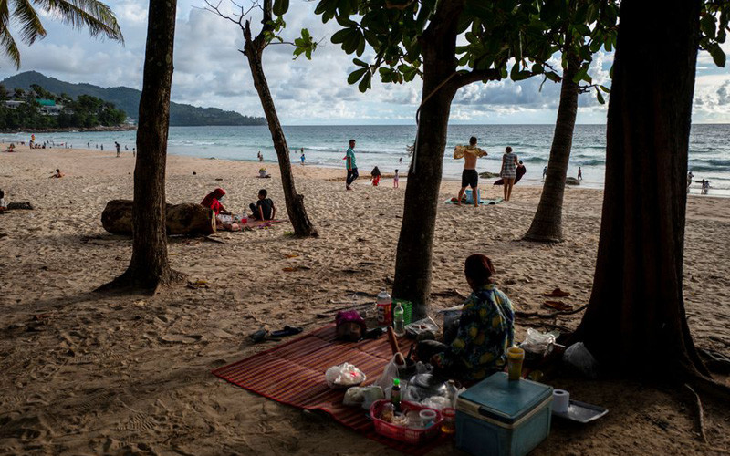 Bãi biển Phuket đón du khách quốc tế trở lại (Ảnh: REUTERS)