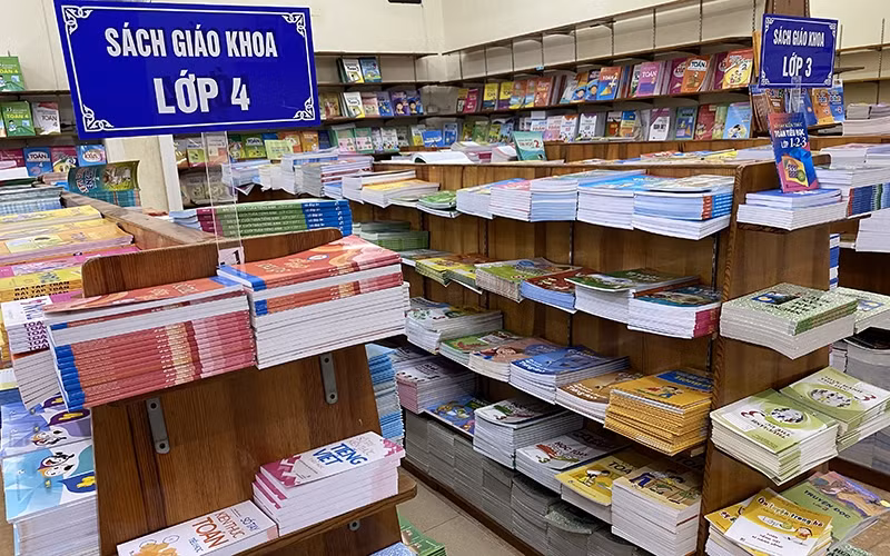 Xuất bản phẩm giáo dục bày bán tại nhà sách.