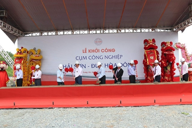 Nguyên Chủ tịch nước Trương Tấn Sang cùng các đồng chí lãnh đạo tỉnh Long An, chủ đầu tư làm lễ khởi công dự án.
