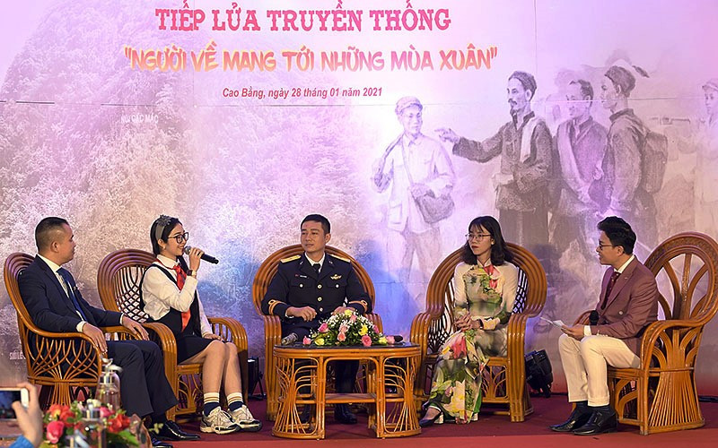 Các đại biểu giao lưu, trao đổi tại chương trình.