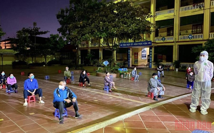 Việc lấy mẫu xét nghiệm SARS-CoV-2 ở vùng nguy cơ cao luôn được ngành y tế Hải Dương tiến hành khẩn trương. (Ảnh: NGUYỄN QUỐC VINH)