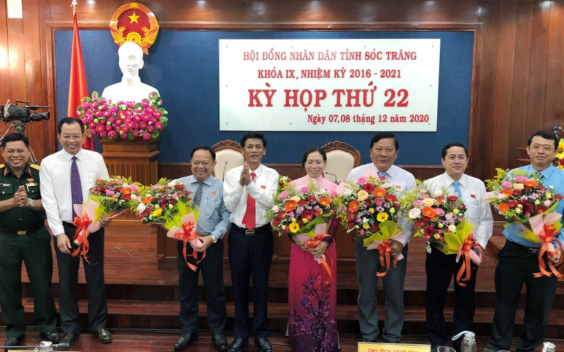 Đồng chí Lâm Văn Mẫn, Bí thư Tỉnh ủy, Chủ tịch HĐND tỉnh Sóc Trăng tặng hoa chúc mừng các đồng chí được bầu các chức danh lãnh đạo tại kỳ họp.