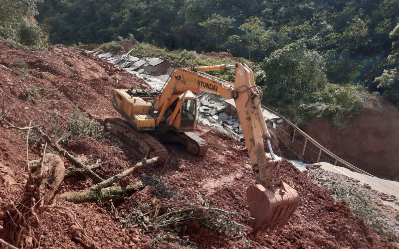 Ngành GTVT Quảng Bình thi công đường tạm để thông tuyến QL 12A.