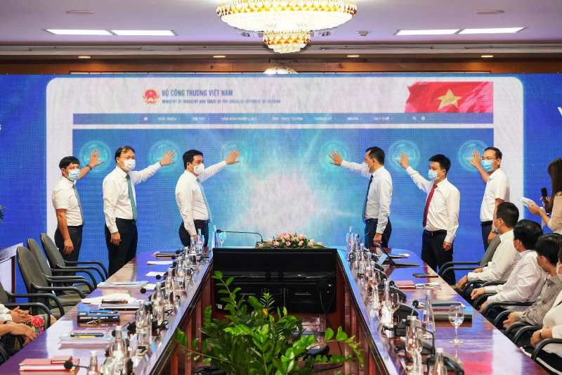 Lãnh đạo Bộ Công thương ấn nút khai trương giao diện mới của Cổng thông tin điện tử.