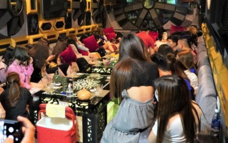 Nhân viên và khách tham gia hát karaoke trái quy định tại nhà hàng The King.