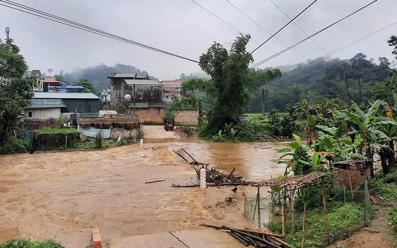Nước lũ dâng cao làm ngập tràn giao thông ở xã Yên Phong (Chợ Đồn).