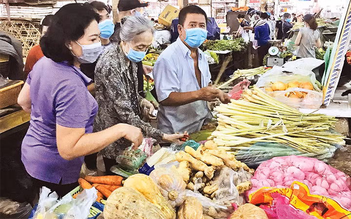 Người dân mua rau, củ, quả tại chợ An Đông (quận 5) trong buổi sáng ngày 20/7.
