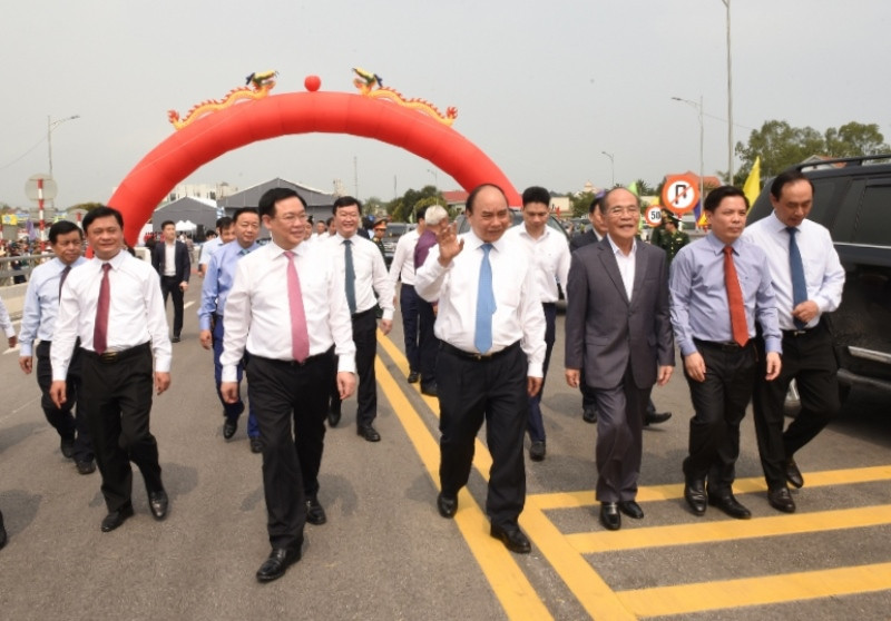 Thủ tướng Chính phủ Nguyễn Xuân Phúc cùng đại biểu các bộ, ngành, địa phương di chuyển trên cầu Cửa Hội. 