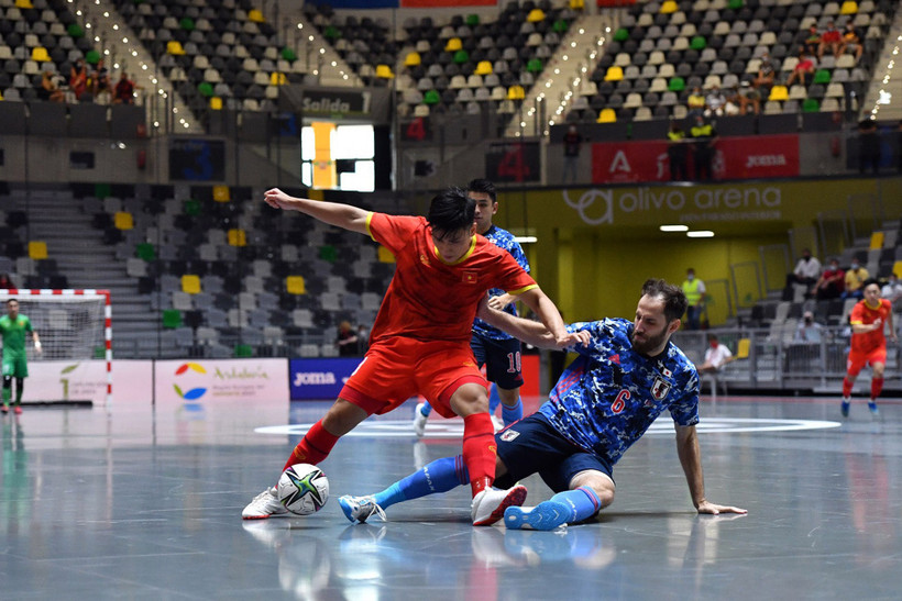 Vũ Đức Tùng đọ sức với cầu thủ gốc Brazil bên phía Nhật Bản. (Ảnh: VFF)