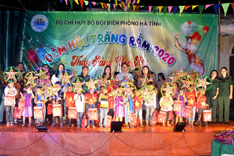 Đêm hội trăng rằm thắp sáng ước mơ trẻ em dân tộc Chứt