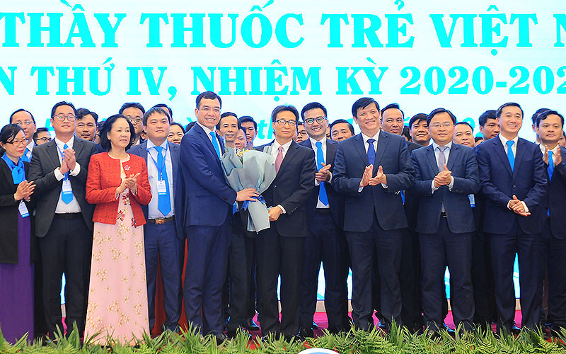 Chủ tịch và Ban Chấp hành T.Ư Hội Thầy thuốc trẻ Việt Nam khóa IV, nhiệm kỳ 2020-2025 ra mắt Đại hội.