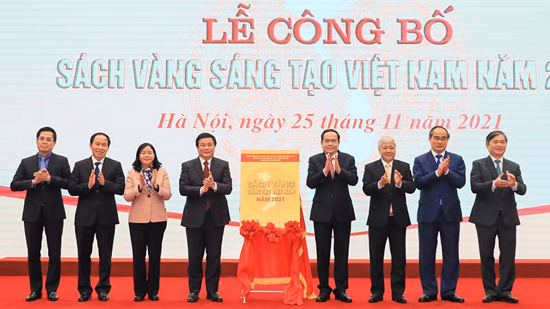 Lãnh đạo Đảng, Nhà nước, Quốc hội, Mặt trận Tổ quốc Việt Nam, các cơ quan liên quan thực hiện nghi thức công bố Sách vàng Sáng tạo Việt Nam năm 2021. (Ảnh: Quang Vinh)