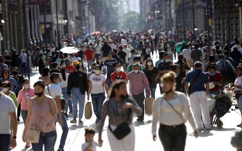 Người dân đi bộ gần quảng trường Zocalo, ở Mexico City, Mexico, ngày 24/7/2021. (Ảnh: Reuters)