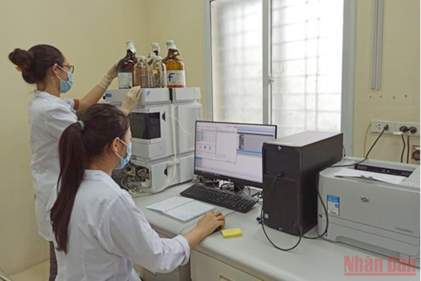 Các nhà khoa học của Viện Hóa sinh biển kiểm tra độ tinh sạch của sản phẩm trên thiết bị HPLC.