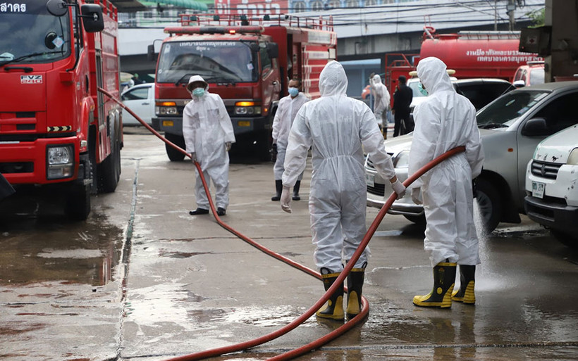 Các nhân viên y tế đang khử trùng tại khu chợ hải sản. Ảnh: Bưu điện Bangkok
