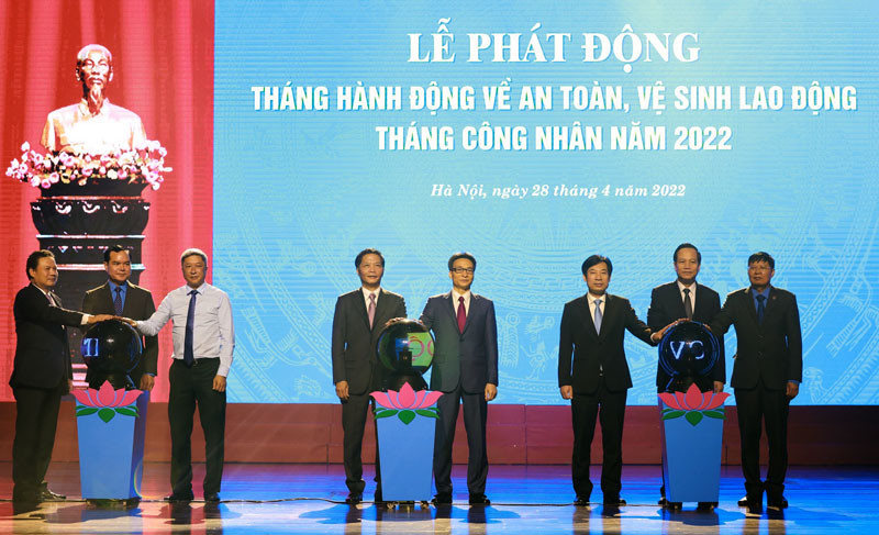 Các đại biểu thực hiện nghi lễ bấm nút quả cầu phát động Tháng hành động về Vệ sinh an toàn lao động, Tháng Công nhân năm 2022.