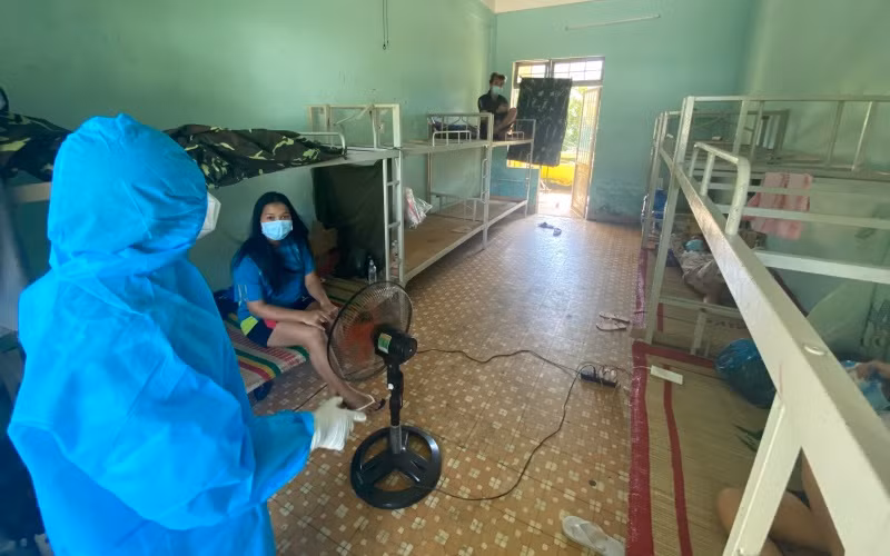 Phòng ở bán trú của học sinh Trường Phổ thông Dân tộc bán trú THCS Trà Sơn, huyện Trà Bồng tiếp nhận cách ly tập trung cho người dân. 
