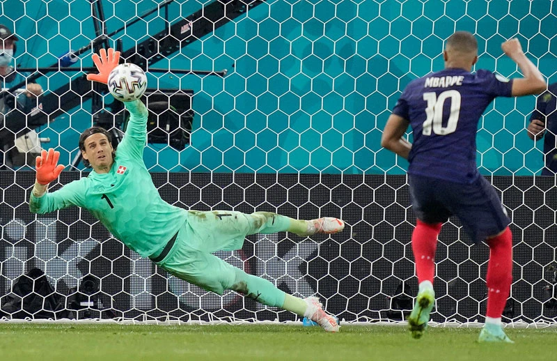 Sommer là người hùng của Thụy Sĩ khi cản được cú sút của Mbappe. (Ảnh: The Sun)