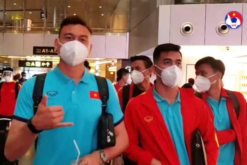 Văn Lâm, Tiến Linh và Quế Ngọc Hải tại sân bay Doha. (Ảnh: VFF)