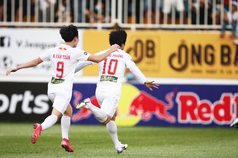 Văn Toàn, Công Phượng đã có những màn trình diễn thăng hoa vòng đấu qua. (Ảnh: VPF)