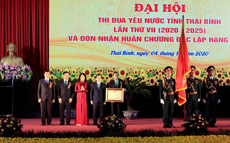 Phó Chủ tịch nước Đặng Thị Ngọc Thịnh trao Huân chương Độc lập hạng Nhất cho cho Đảng bộ, chính quyền và nhân dân tỉnh Thái Bình