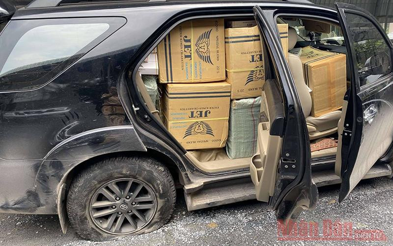 Xe ô-tô du lịch chở hơn 13 nghìn gói thuốc lá ngoại.