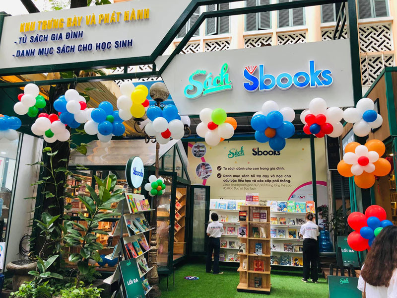 Khai trương gian hàng trưng bày Tủ sách gia đình và danh mục sách cho học sinh.
