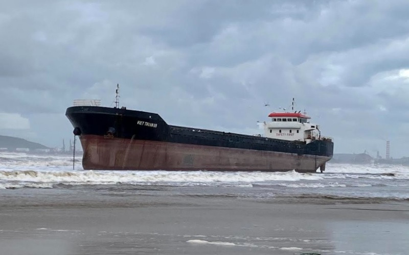 Tàu Việt Thuận 09 mắc cạn, tấp sát bờ biển Khe Hai, xã Bình Thạnh, thuộc vùng biển cảng Dung Quất.