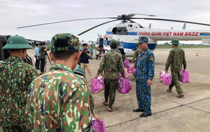 Trực thăng chuyển lương thực đến Thủy điện A Lin 2.