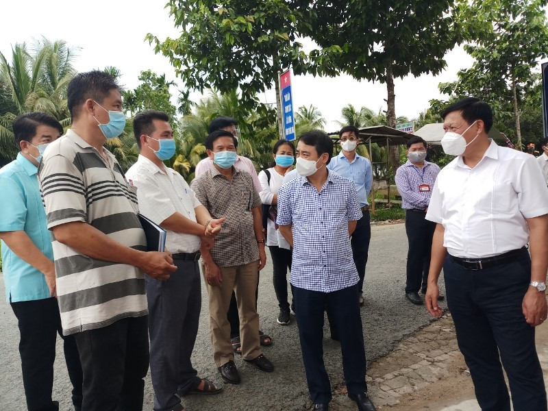 Đoàn công tác Bộ Y tế kiểm tra vùng cách ly y tế xã Long Phú, thị xã Long Mỹ.