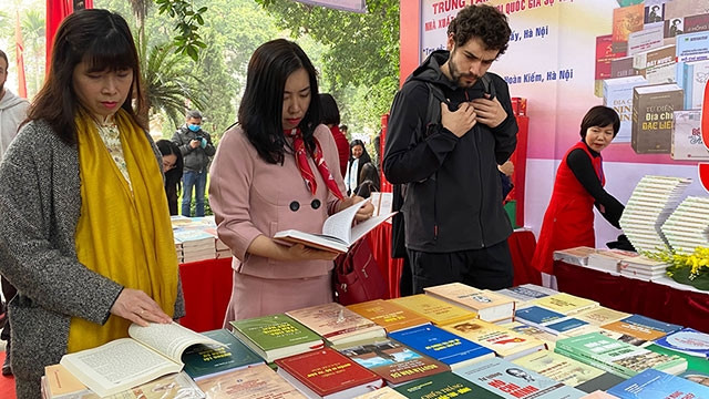 Triển lãm sách kỷ niệm 90 năm thành lập Đảng