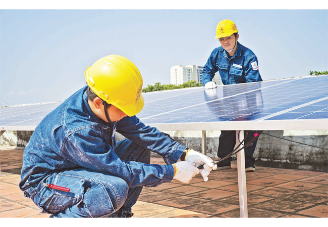 Đoàn viên, thanh niên ngành điện thành phố lắp đặt hệ thống năng lượng mặt trời tặng các cơ sở mái ấm, trung tâm nuôi dạy trẻ em khó khăn trên địa bàn thành phố.