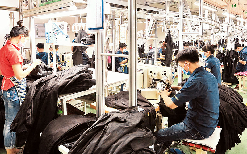 Doanh nghiệp mong tiếp cận được nguồn vốn vay ưu đãi, nâng mức vay để có điều kiện phục hồi sản xuất. (Ảnh sản xuất tại Công ty Việt Thắng Jean)