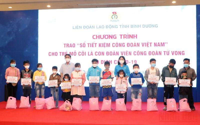 Trao sổ tiết kiệm cho trẻ mồ côi là con của đoàn viên công đoàn tử vong do dịch Covid-19 tại Bình Dương.
