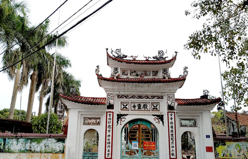 Tam quan chùa Vàng.