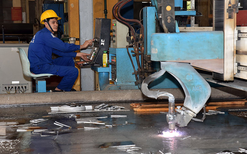 Công nhân Công ty TNHH một thành viên đóng tàu Hồng Hà điều khiển máy cắt vỏ tàu thủy. Ảnh: QUANG ANH