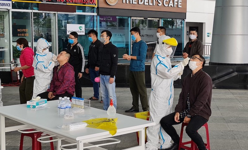 CDC Đà Nẵng lấy mẫu xét nghiệm cho gần 1.300 người làm việc tại CHKQT Đà Nẵng
