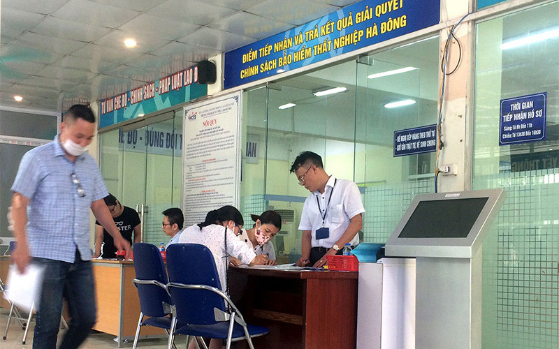 Người lao động đến làm thủ tục hưởng chính sách bảo hiểm thất nghiệp và tìm việc làm mới tại Trung tâm giới thiệu việc làm số 2, quận Hà Đông (Hà Nội). (Ảnh: ANH SƠN).