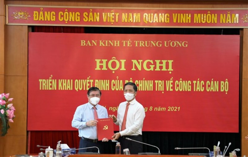 Đồng chí Trần Tuấn Anh, Ủy viên Bộ Chính trị, Trưởng Ban Kinh tế T.Ư trao Quyết định điều động, phân công giữ chức Phó Trưởng Ban Kinh tế T.Ư cho đồng chí Nguyễn Thành Phong.