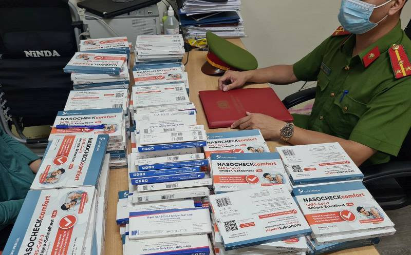 Cơ quan công an thu giữ các bộ kit test nhanh Covid-19 nhập lậu.