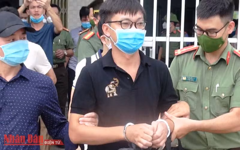 Lực lượng chức năng áp giải đối tượng.