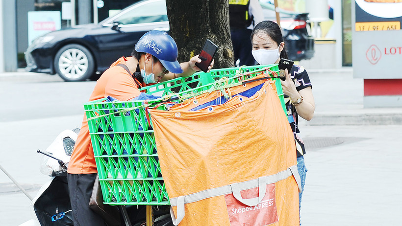 Thương mại điện tử phát triển sẽ cung cấp cơ hội tăng trưởng trong tương lai cho các dịch vụ giao vận. Ảnh: HẢI NAM