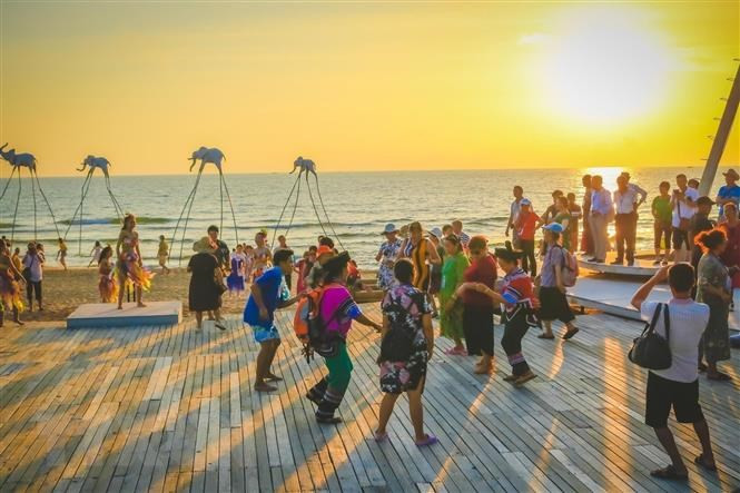 Du khách đón hoàng hôn tại bãi biển Sunset Sanato, Bãi Trường, thành phố Phú Quốc, tỉnh Kiên Giang. (Ảnh: Hồng Đạt/TTXVN) 