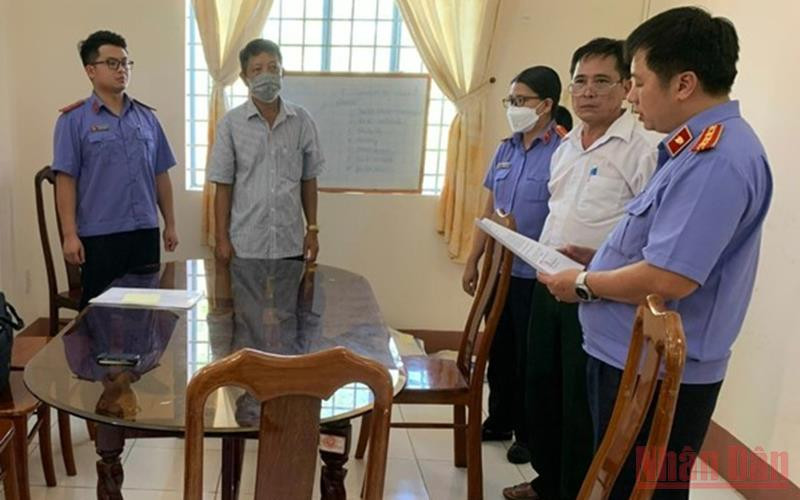 Cơ quan điều tra Viện Kiểm sát nhân dân tối cao thi hành lệnh bắt tạm giam Trần Văn Cường.