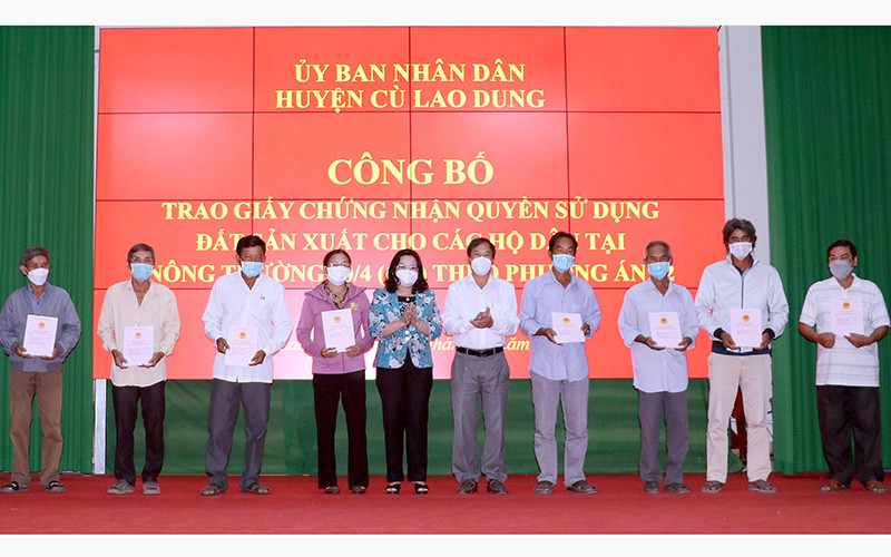 Lãnh đạo Tỉnh ủy Sóc Trăng trao Giấy Quyền sử dụng đất cho các hộ dân.